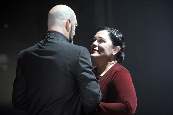 Cena da ópera premiada O Castelo do Barba-Azul