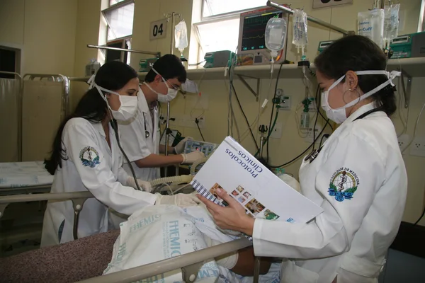 Profissionais de saúde durante uso do Caderno I de Protocolos Clínicos