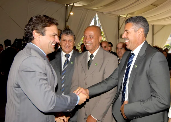 O governador Aécio Neve ao lado de Toninho Cerezo (D), Luizinho (C) e Wilson Piazza