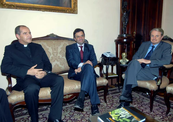 Governador Aécio Neves durante reunião com Dom Walmor Oliveira de Azevedo (E) e Marcio Lacerda