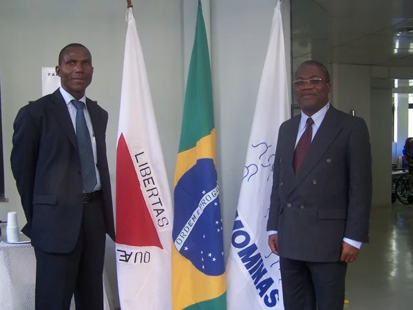 Representantes da área de saúde de Benin, Nestor e Rahimy, prestigiam a inauguração