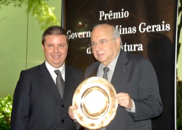 Antonio Anastasia entregou prêmio à Luís Fernando Veríssimo pelo conjunto da obra