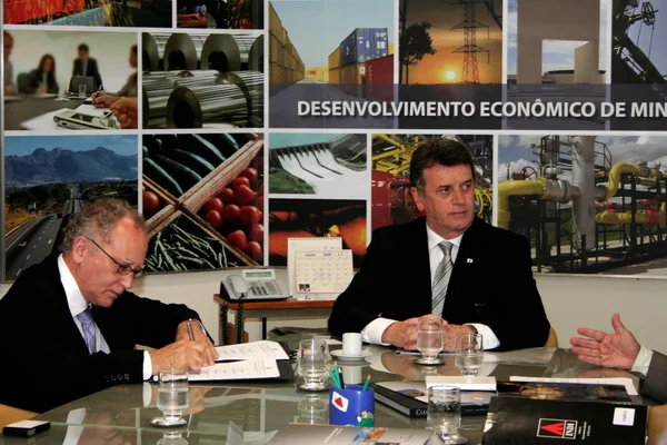 O secretário  Sérgio Barroso durante o encontro com representantes da Tecnometal