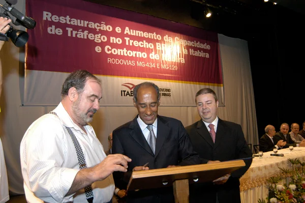 O secretário Fuad Nomam, o prefeito de Itabira, João Izael Querino, e o vice-governador Anastasia
