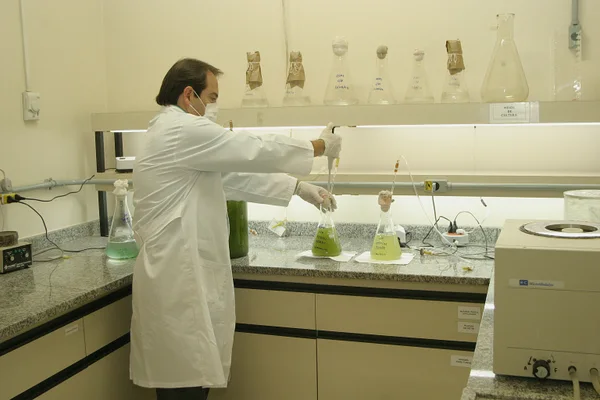 Técnico no laboratório da Copasa