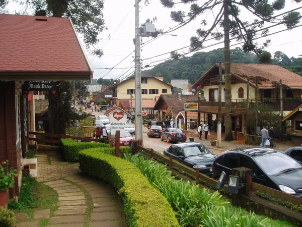 A avenida Monte Verde concentra a maior parte dos atrativos turísticos do distrito
