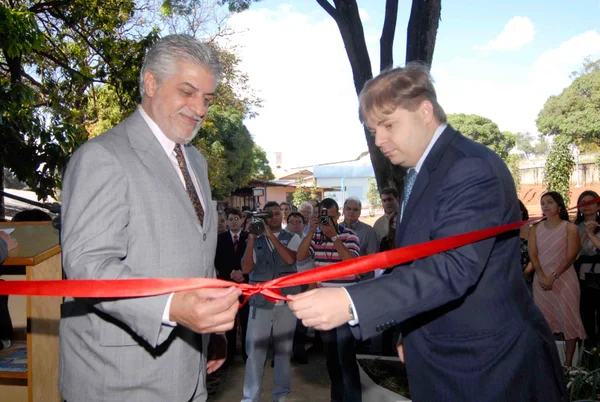 Agostinho Patrús (D) e Airton Gomes, presidente do Sincovaga, inauguraram o Supermercado Escola