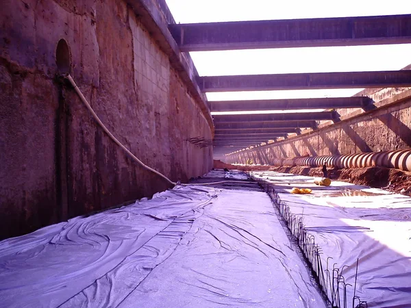 Cura úmida do concreto, obras de rebaixamento e concretagem do Riberião Arrudas