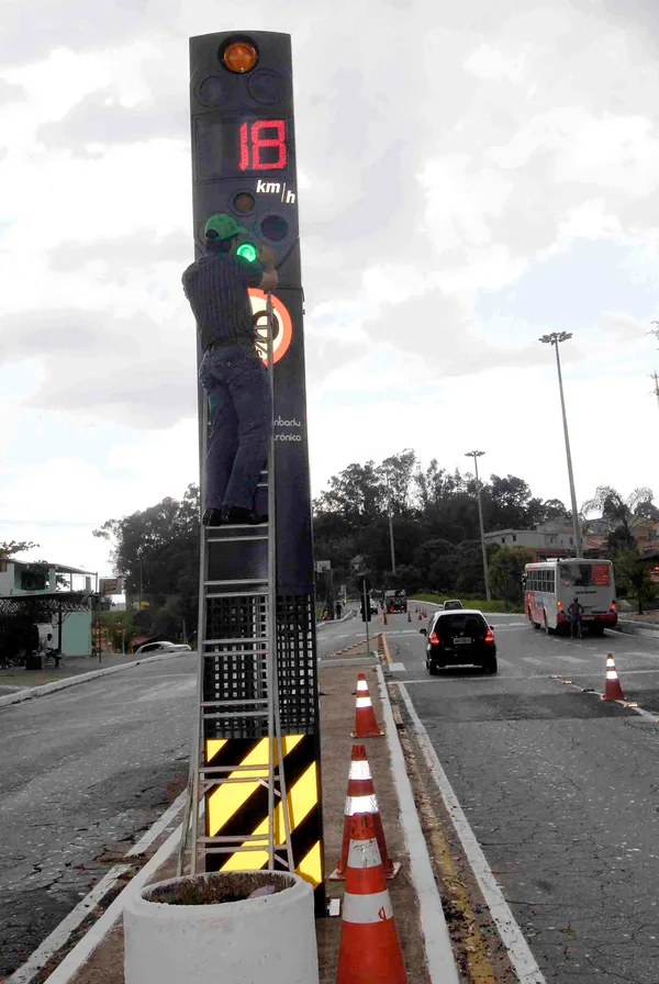 Aferição de radar na MGC 262, na entrada de Sabará
