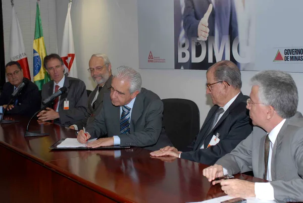 Assinatura de José Augusto Trópia, vice presidente do BDMG
