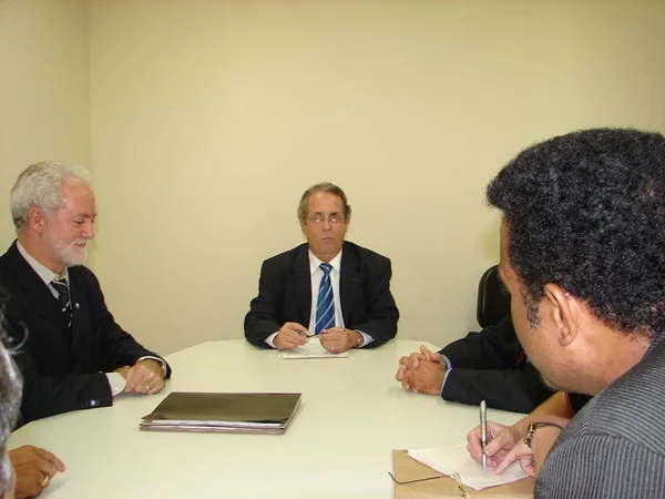 O presidente da CONECT da Seplag, Carlos Sicoli (c), recebe representantes do sindicato