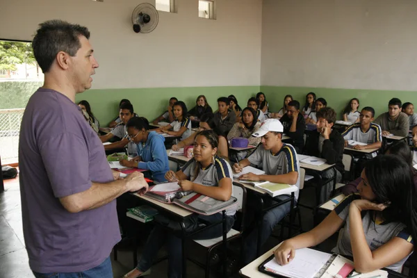 Alunos da rede estadual de ensino se preparam para o vestibular