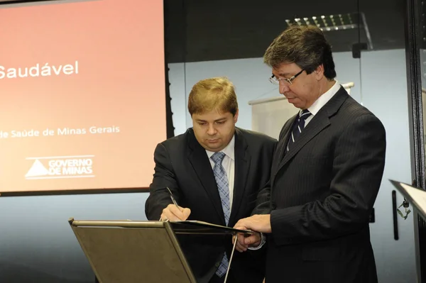 Agostinho Patrus e Antônio Jorge durante assinatura do termo de cooperação