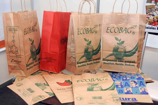 São apresentadas sacolas ecológicas, decorações em gesso e outras peças