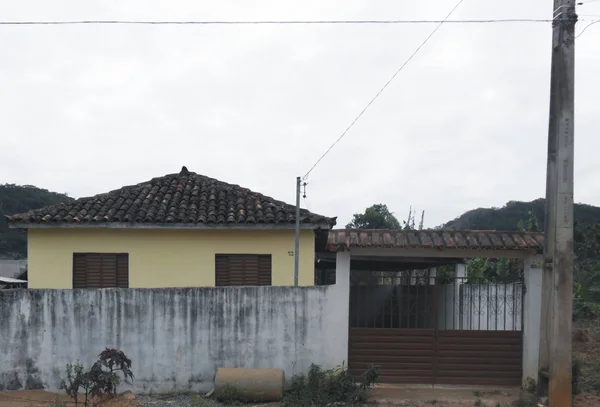 Nova moradia tem três quartos, sala, cozinha, banheiro, área de serviço