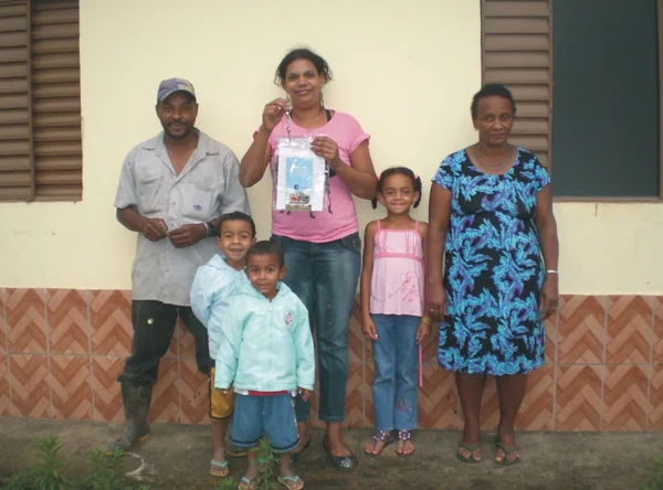 Josilene Cristina de Oliveira mostra as chaves da nova casa