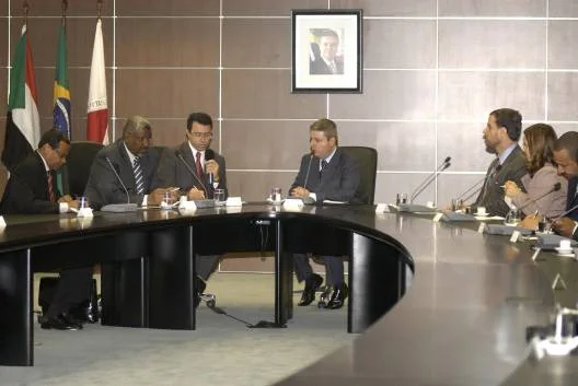 Governador Antonio Anastasia (C) com integrantes da comitiva do Sudão