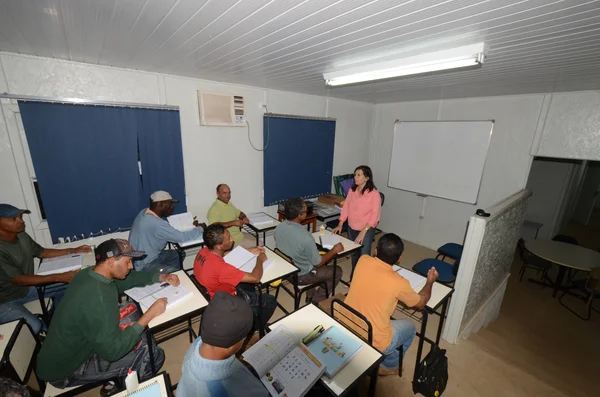 Operários aproveitam a capacitação depois da jornada de trabalho