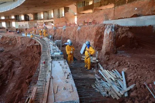 Operários durante trabalho na modernização do estádio Mineirão