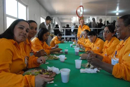 Trabalhadores têm refeições balanceadas e acompanhamento nutricional