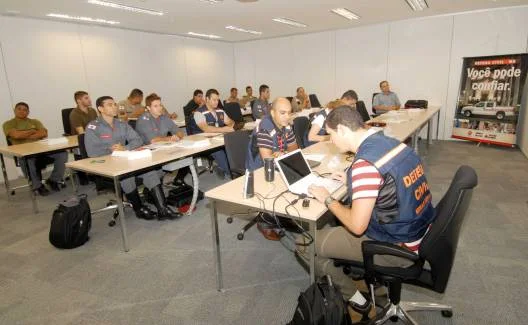 Os participantes são treinados para coordenarem os esforços corretamente