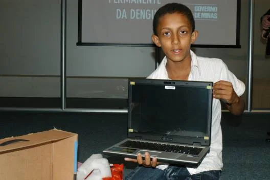 Gabriel Miranda da Silva recebeu um notebook do Governo de Minas