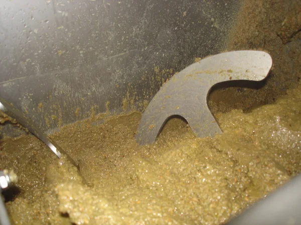 A Epamig adquiriu o equipamento para produção do azeite extravirgem