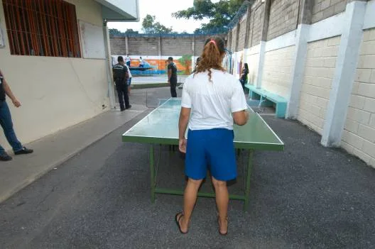 Meninas na mesa de ping-pong durante atividades