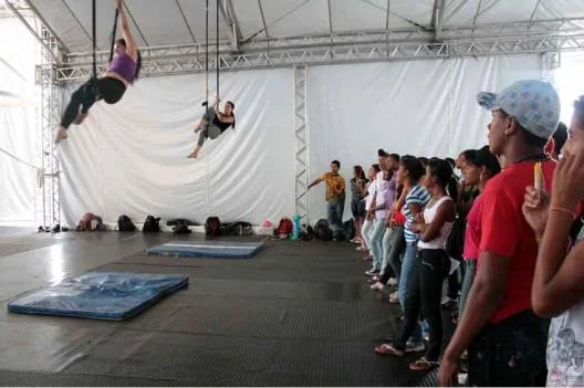 Jovens e adolescentes da Fucam durante visita ao Plug Minas