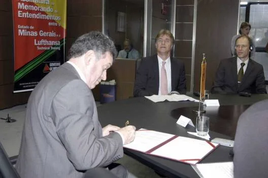 Secretário Sergio Barroso durante assinatura do acordo com a Lufthansa