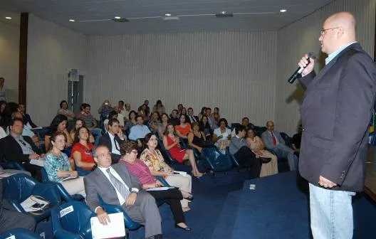Representante da FJP, Frederico Poley, durante apresentação