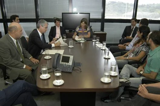 O acordo foi assinado pela secretária Renata Vilhena e Sérgio Ruy Barbosa