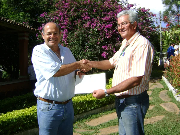 O produtor José Roberto Martins (E) recebeu o certificado