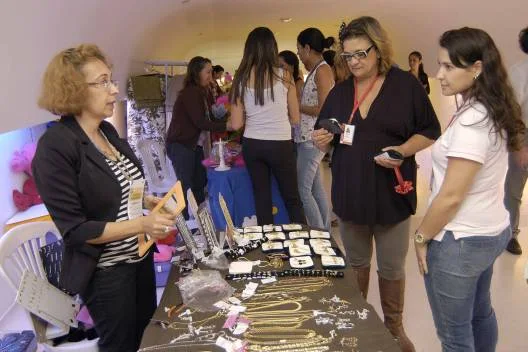 Servidores aproveitaram o horário de almoço para ver os produtos da feira