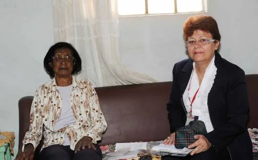 Luíza de Marilac (D) destaca o carinho e a receptividade dos aposentados