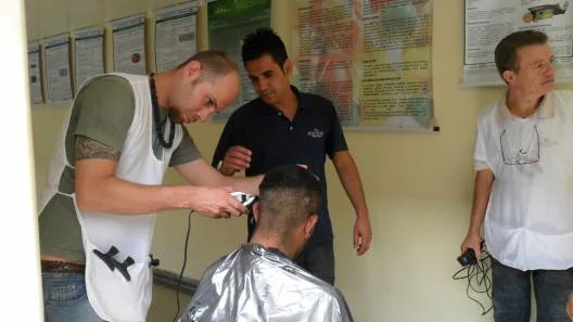 Todos dependentes de drogas que aceitaram ajuda ganharam corte de cabelo