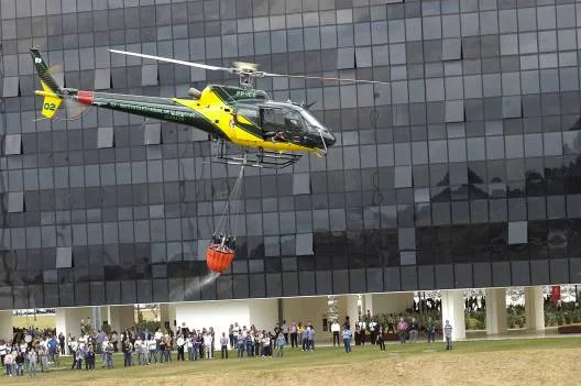 Os servidores assistiram uma simulação de combate a incêndio