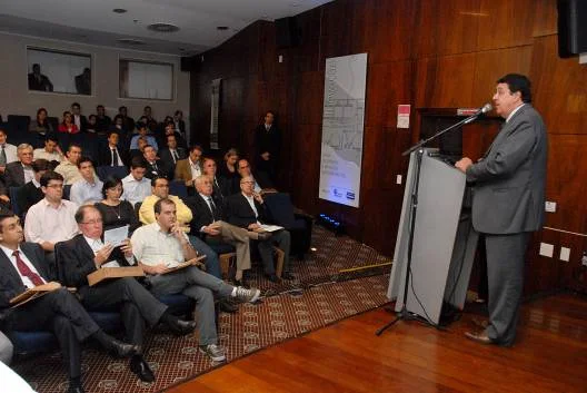 Ricardo Simões durante pronunciamento na reunião
