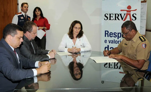 Secretário-executivo da Cedec, coronel Eduardo César Reis (direita), assina acordo