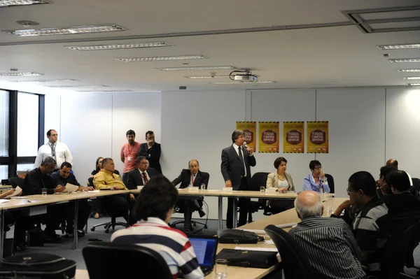 Secretário Antônio Jorge durante reunião com representantes de 30 municípios mineiros
