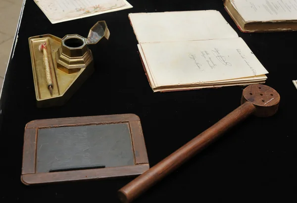 Entre as peças do acervo, estão livros didáticos históricos, palmatória, entre outros objetos