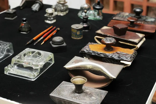 Visitantes podem conferir diversas peças históricas em exposição, entre elas os mata borrões