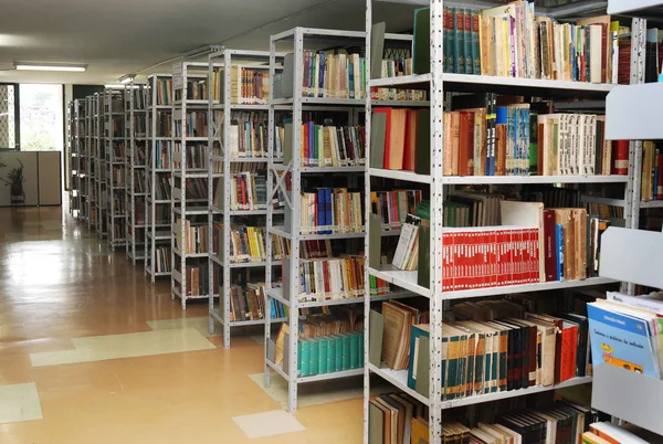 A Magistra abriga a biblioteca Bartolomeu Campos Queirós, que tem um acervo de 50 mil livros