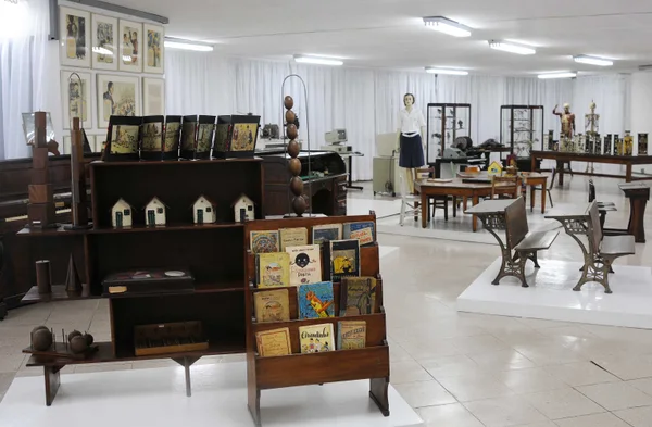 Entre as peças do museu há carteiras, uniformes, quadros negros, cartilhas de leitura e palmatórias