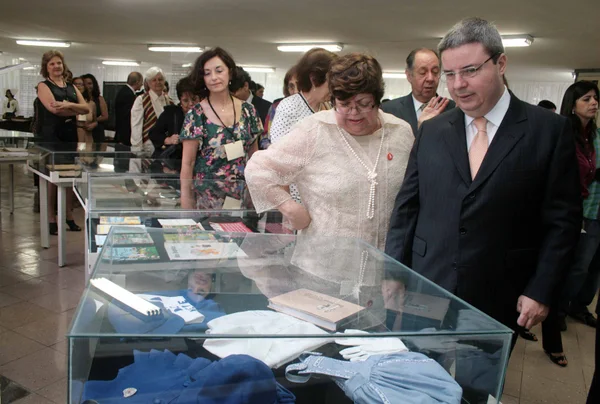 Antonio Anastasia e Ana Lúcia Gazzola observam peças do museu