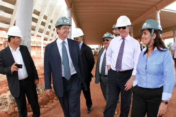 Secretário e parlamentares visitaram as obras do Mineirão