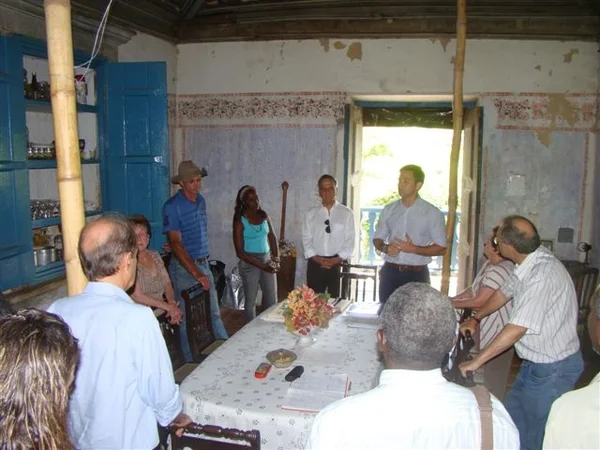 Membros do Iepha, do MPE e da prefeitura durante reunião com proprietários da fazenda