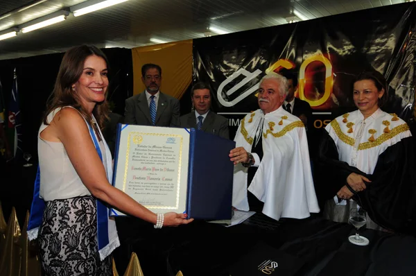 A secretária Renata Vilhena recebeu o título de Doutora Honoris Causa