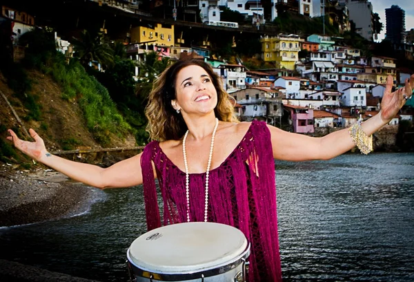 A cantora particpou de programa de TV na Bahia com o vestido da marca Doisélles