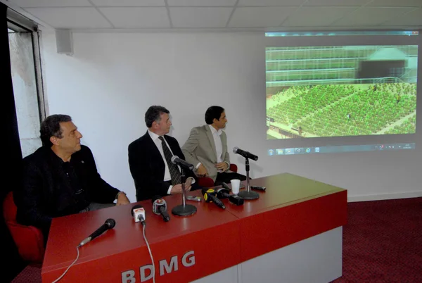 Presidente do América, Marcos Salum; secretário Sergio Barroso e presidente da BWA, Ricardo Azevedo